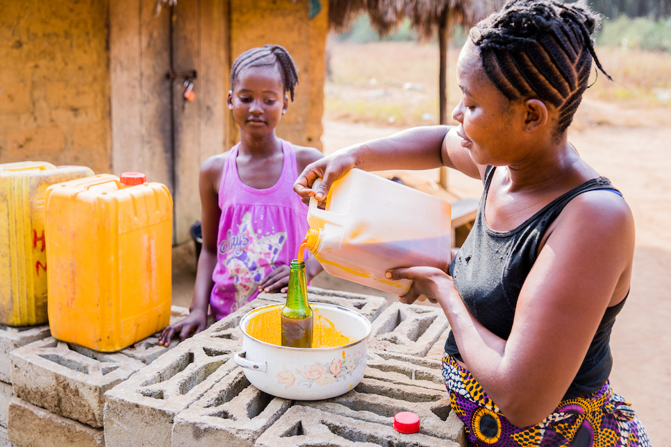 Eine Mutter und ihre Tochter vor ihrem Haus in Sierra Leone.