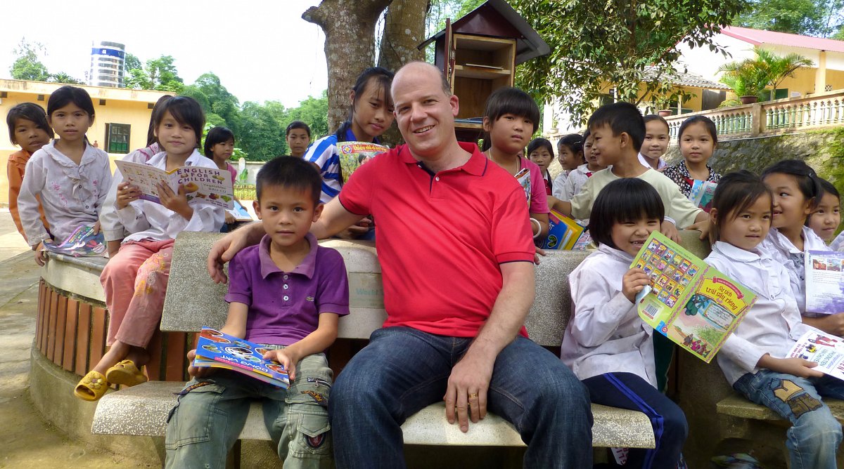 Reto Gerber macht Pause mit Primarschülern in Vietnam