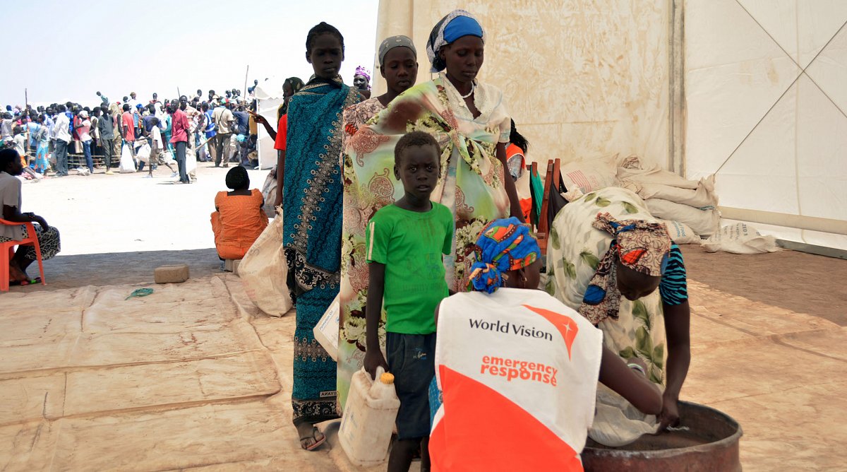 World Vision versorgt die südsudanesichen Flüchtlinge mit Lebensmitteln