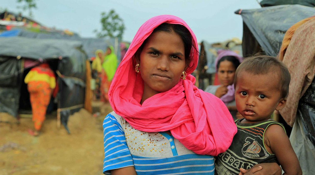 Bangladesch: Eine junge Rohingya-Frau mit Baby auf dem Arm im Flüchtlingscamp Cox’ Bazar.