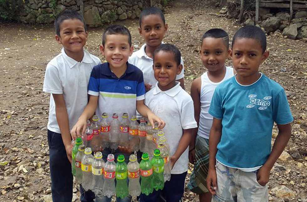 Nicaragua: Eine Gruppe Knaben halten stolz ein Kunstwerk gebastelt aus altem Plastik in den Händen.