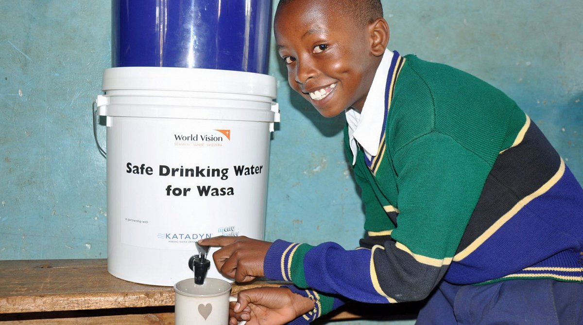 Tansania: Ein Junge lässt sich Wasser raus.