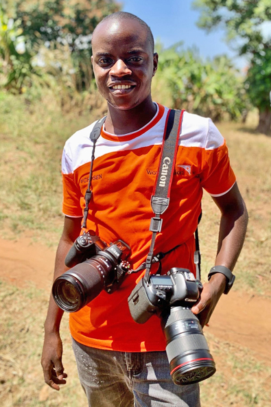 Uganda: Derrick Kyatuka fotografiert für World Vision Uganda und ist bereit mit seiner Kamera.
