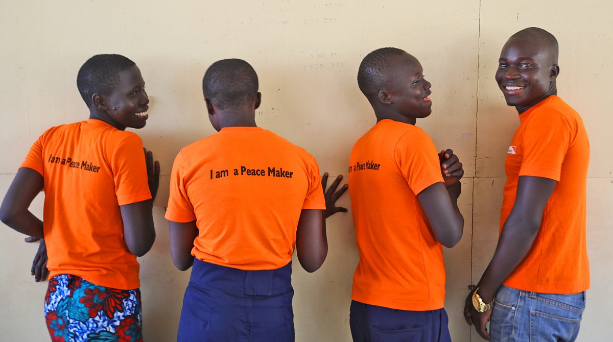 Uganda: Mitglieder eines Peace Clubs von World Vision in ihren orangen Shirts