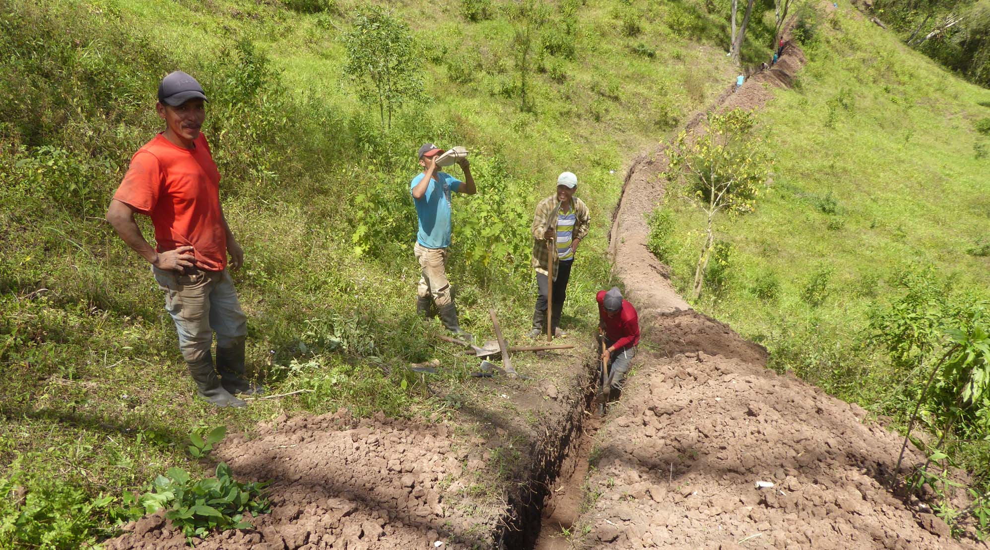 Nicaragua: Arbeiter graben einen Graben für eine Wasserleitung.