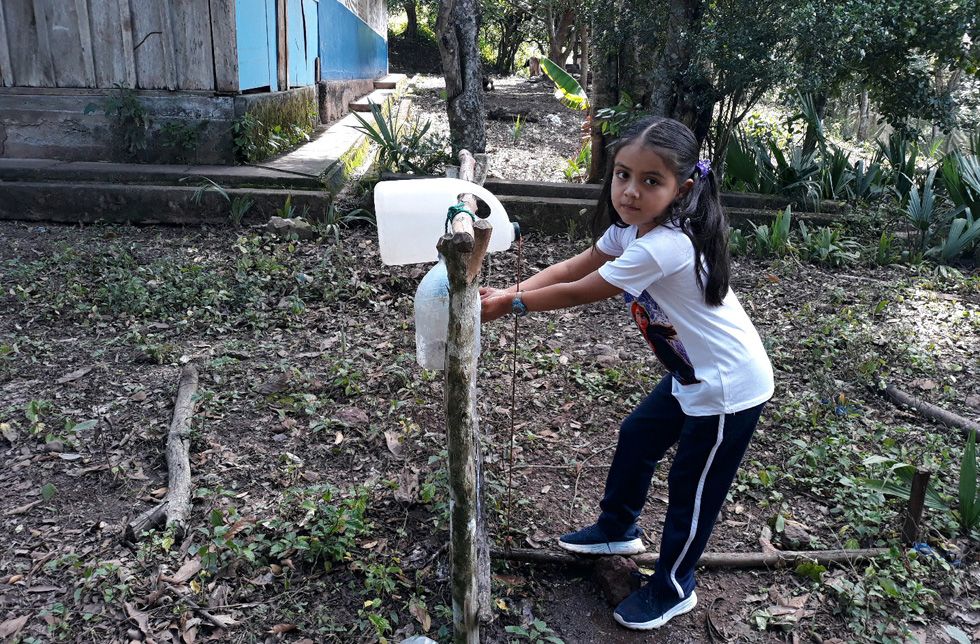 Nicaragua: Ein Mädchen wäscht sich die Hände mit Wasser und Seife.