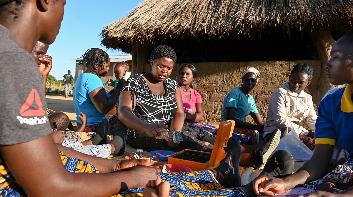 Sambia: Frau zählt Geld