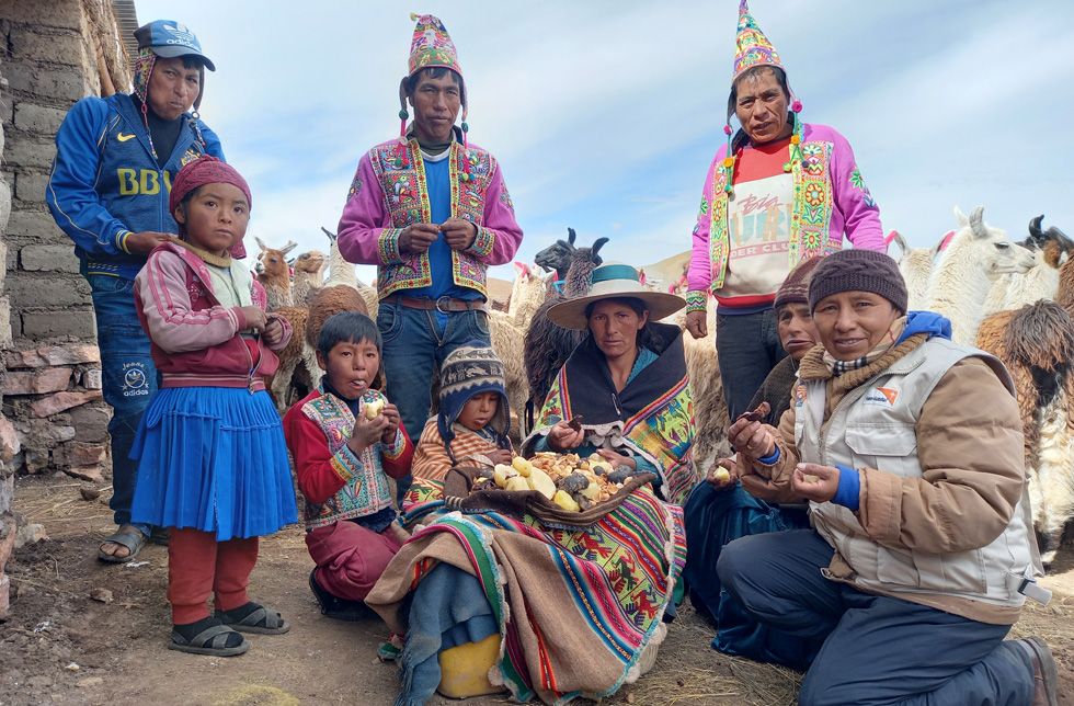 Bolivien: Familie isst Lama-Trockenfleisch.