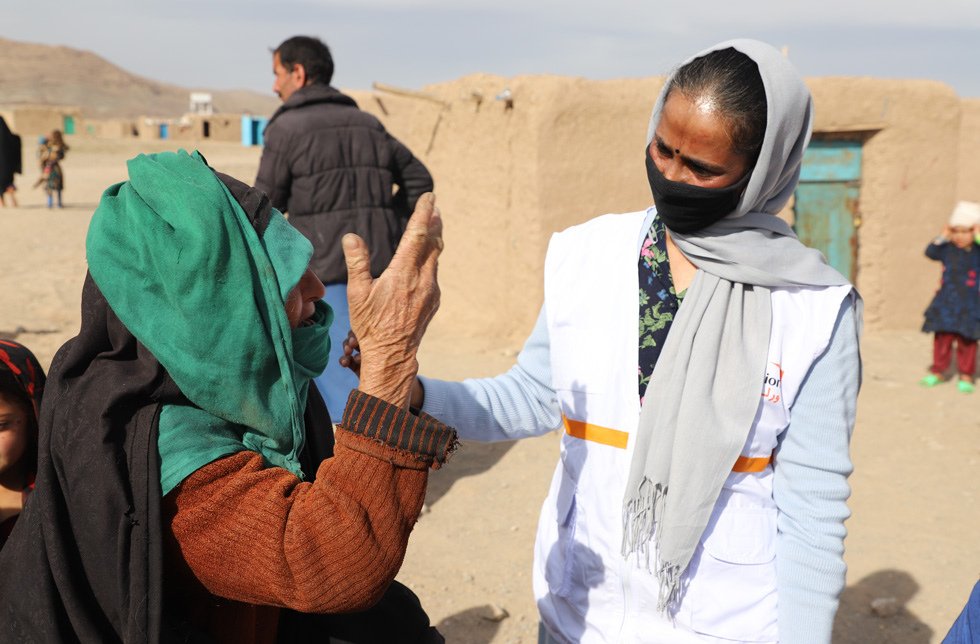  World Vision Landesdirektorin Asuntha Charles spricht mit einer Frau.