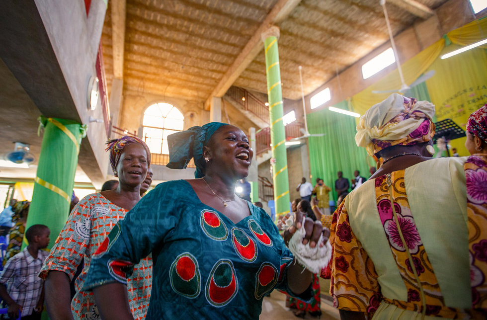 Mali: Frauen tanzen und singen in einer Kirche.