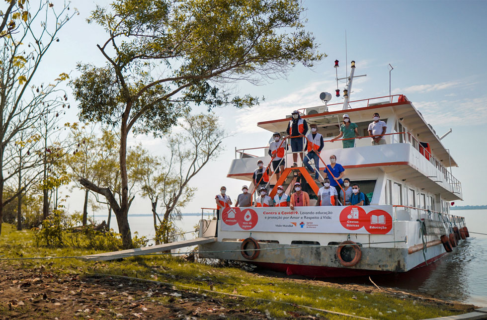 Amazonien, Brasilien:Das Krankenhausschiff von World Vision erreicht ein Gemeinde im Amazonas.