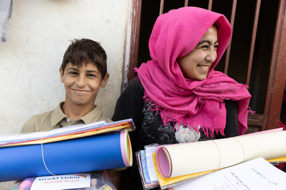 Libanon: Jude (links) und Mhamad (rechts) freuen sich über die Materialien aus ihren Psychosocial Support Kits.