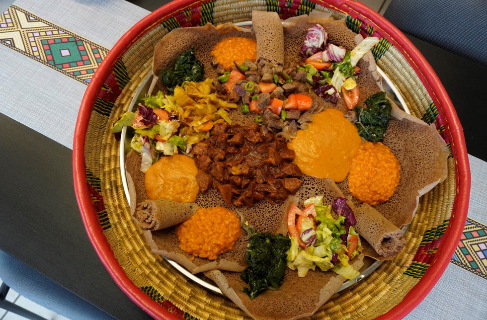 Schweiz: Injera ist angerichtet.