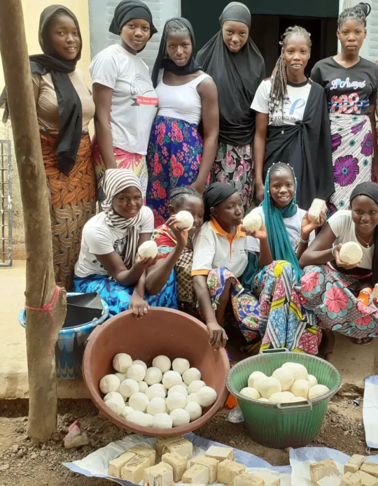 Diese jungen Frauen im World Vision-Entwicklungsprojekt Diago in Mali produzieren Seife auf traditionelle Art aus Karitébutteröl (Shea) und verbessern ihr Einkommen als Produktionsgemeinschaft.