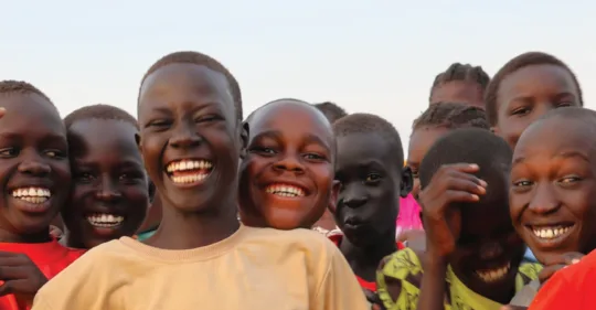 Afrikanische Jugendliche lachen in die Kamera