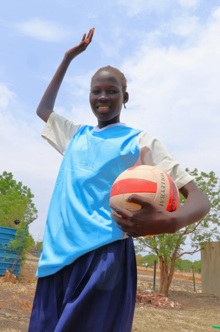 Ein Mädchen im Südsudan bei einem Fussballspiel für den Frieden.