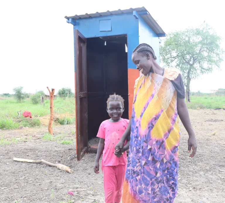 Au Soudan du Sud, une simple latrine aide Mary à protéger ses enfants contre les maladies.