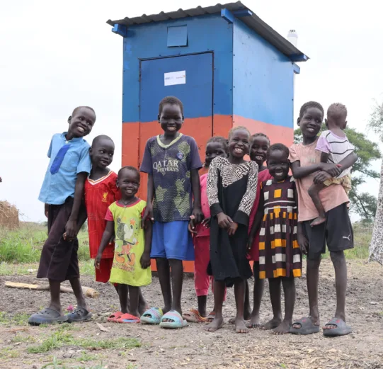 Eine einfache Latrine schützt Kinder im Südsudan vor Krankheiten.
