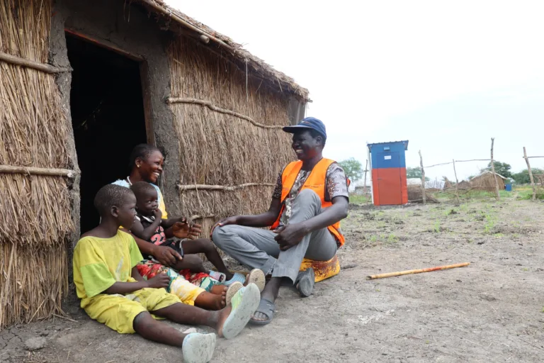 Un spécialiste de l'hygiène de World Vision une famille de Tonga Payam, au Soudan du Sud, sur les bonnes pratiques en matière d'hygiène et d'assainissement.
