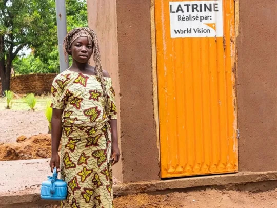 Tchad : Ernestine à côté de la latrine dont la construction a été World Vision .