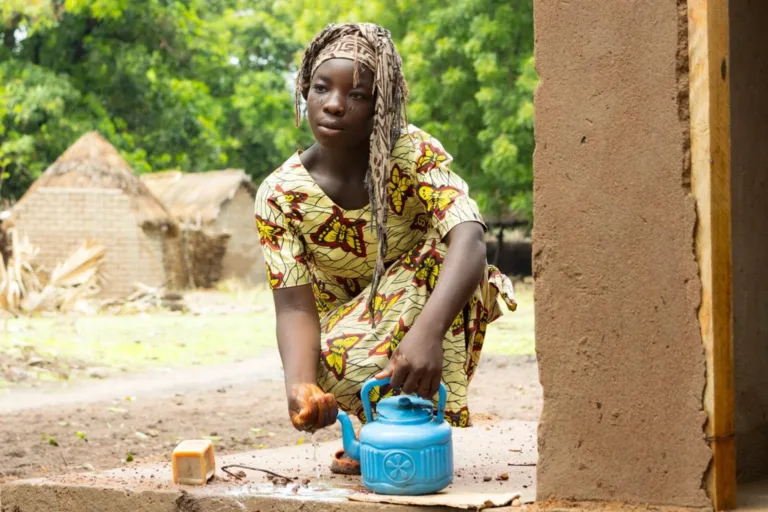 Tchad : Ernestine se lave les mains avec une cruche d'eau et du savon, près de la nouvelle latrine.
