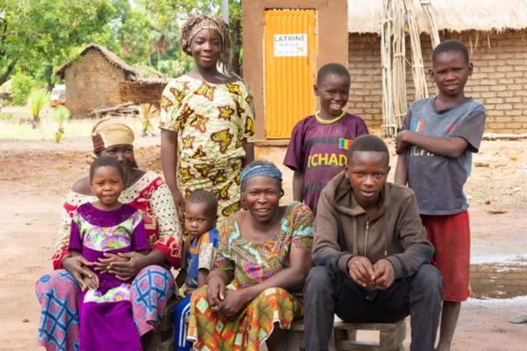 Tchad : Ernestine et toute sa famille profitent de la nouvelle latrine que l'on aperçoit à l'arrière-plan.