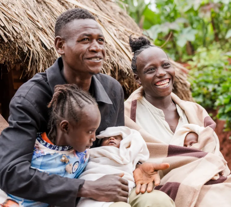 Eine Familie im Südsudan mit den Eltern, der 7-jährigen Tizita und den neugeborenen Zwillingen
