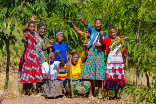 Eine Gruppe Mädchen in Malawi setzt sich mit Hacke und Giesskanne ganz konkret für Umweltschutz ein.
