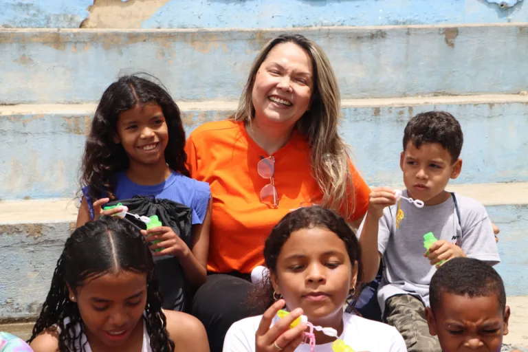Maribel Prada, directrice nationale de World Vision , est entourée d'enfants jouant avec des bulles de savon. Le jeu et le plaisir, dans un espace sécurisé, font également partie d'un bon processus d'acceptation de ce qui s'est passé.