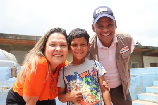 Maribel Prada (à gauche) est directrice nationale de World Vision .