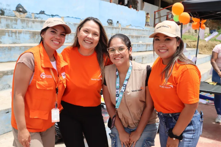 Maribel Prada (deuxième à partir de la gauche) est directrice nationale de World Vision .