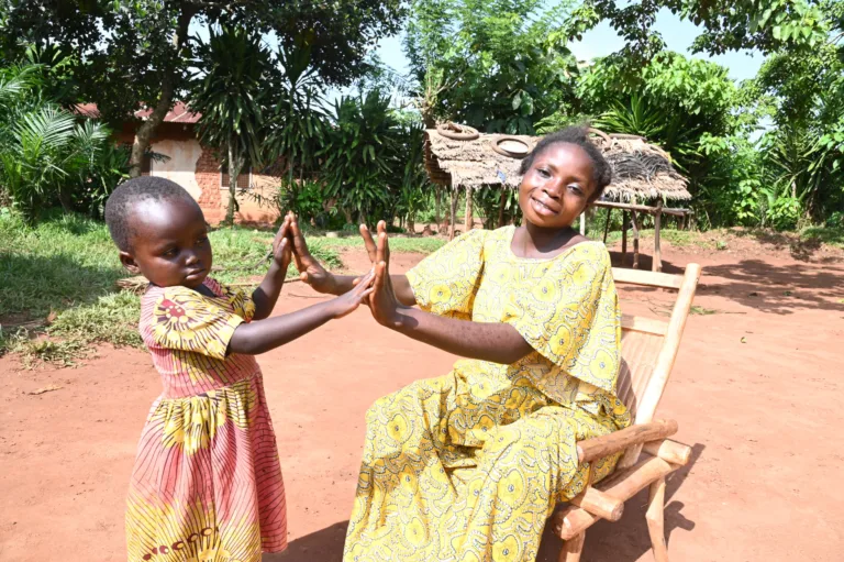 RDC : Grâce au programme PD-Hearth de l'World Vision , une médiatrice a pu aider sa fille à sortir de la malnutrition.