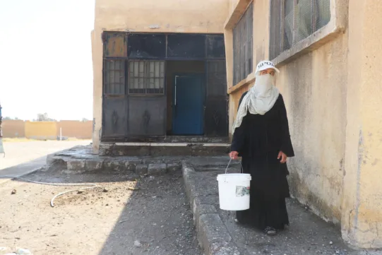 Die 13-jährige Makrama hilft mit, ein Schulhaus in Syrien für den Schulbeginn zu putzen.