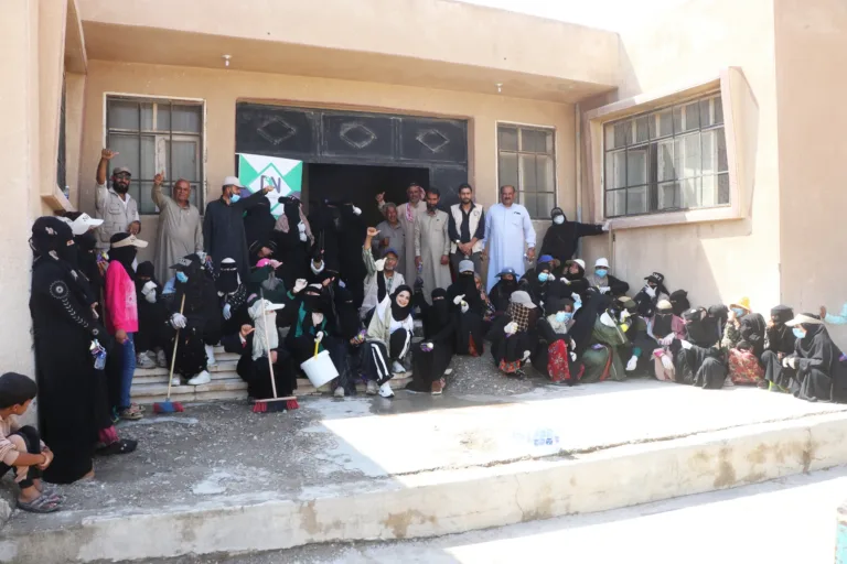 Eine Gruppe Jugendlicher in Syrien hat gemeinsam mit der lokalen Bevölkerung ein Schulhaus für den Schulbeginn geputzt.