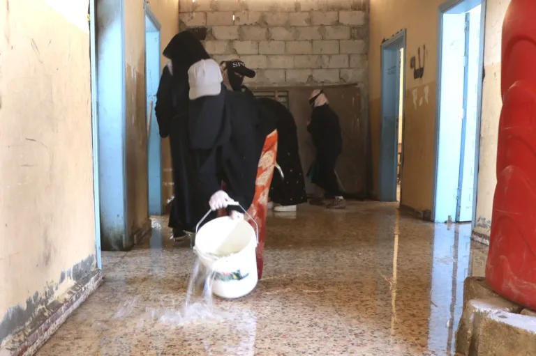 Die 13-jährige Makrama (vorne) hilft mit, ein Schulhaus in Syrien für den Schulbeginn zu putzen.