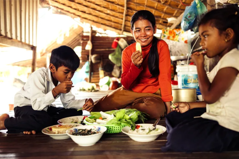 Au Cambodge, Phalla et ses deux enfants savourent un repas équilibré composé en grande partie de légumes qu'ils ont cultivés eux-mêmes.