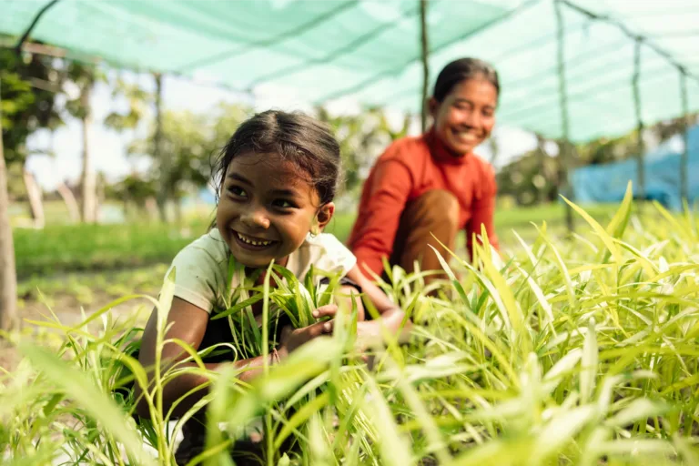 Rachna et sa mère dans le nouveau potager