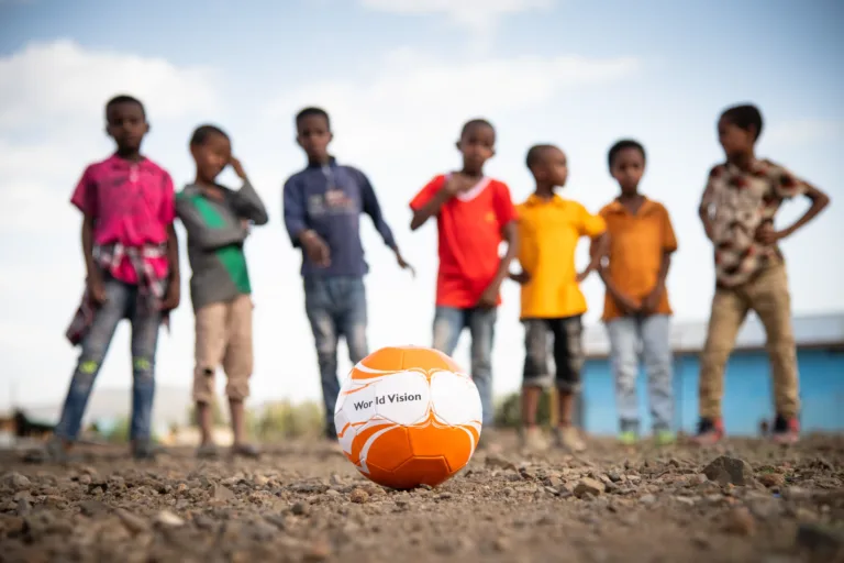 Kinder in Aethiopien sind bereit fürs Fussballspiel